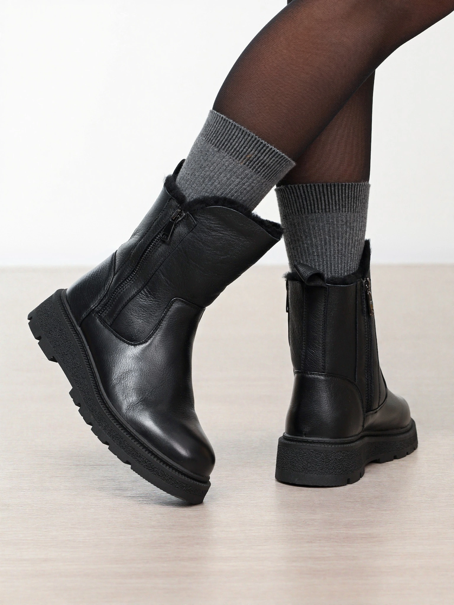 Ботинки черного цвета с двумя боковыми молниями